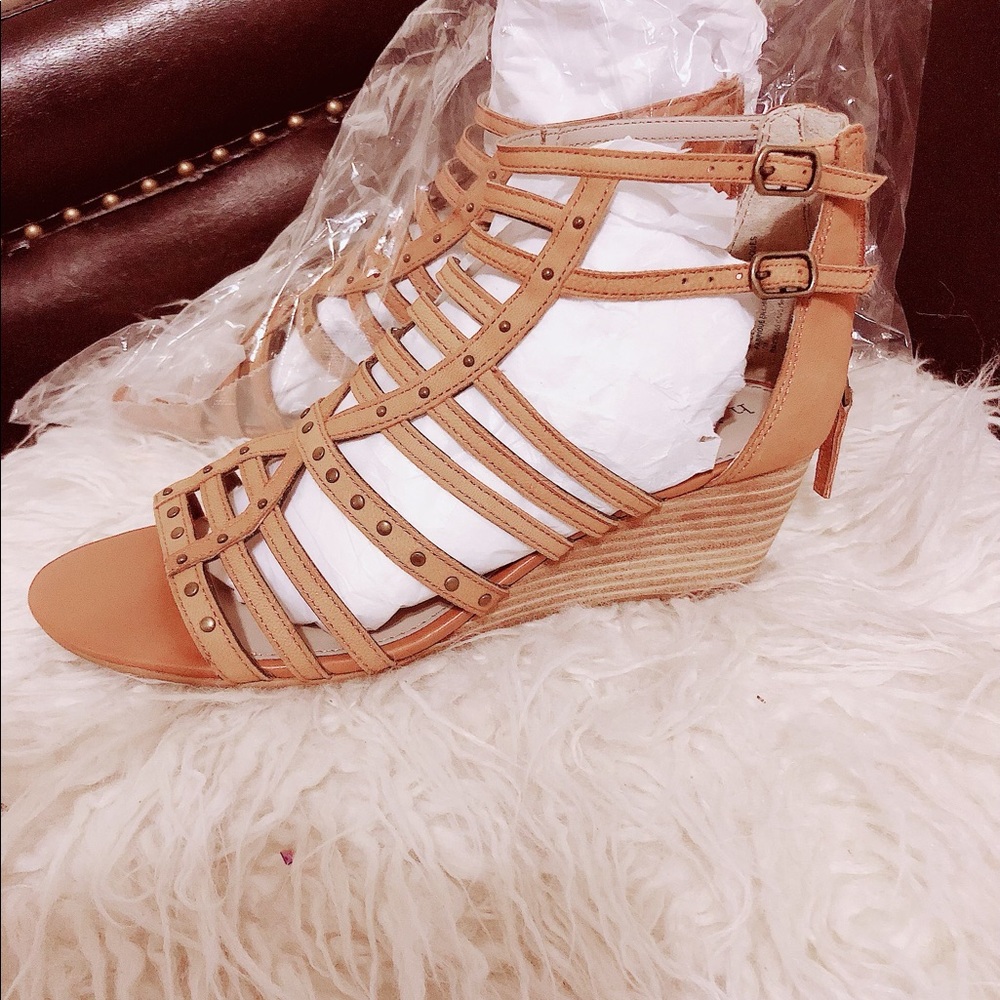 Hinge- New tan wedges
